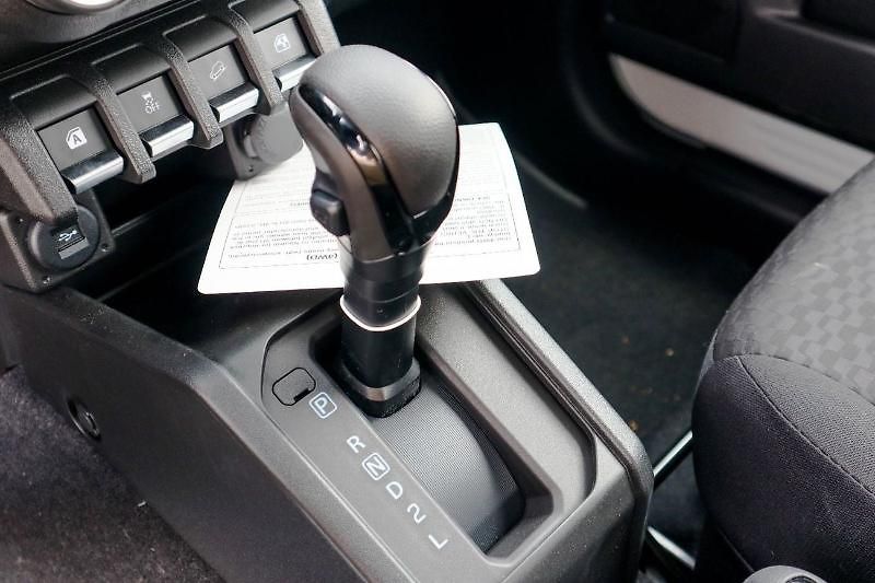 Suzuki Jimny (2025) Ve verzi Full Option - fotka 20 z 28