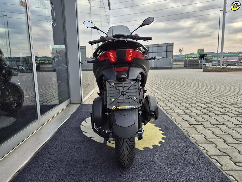 Piaggio MP3 300 (2024) Deep Black - fotka 5 z 20