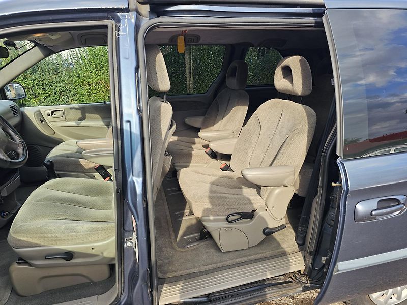 Chrysler Voyager 2.5 105kW 7 MÍST,TEMPOMAT - fotka 27 z 32