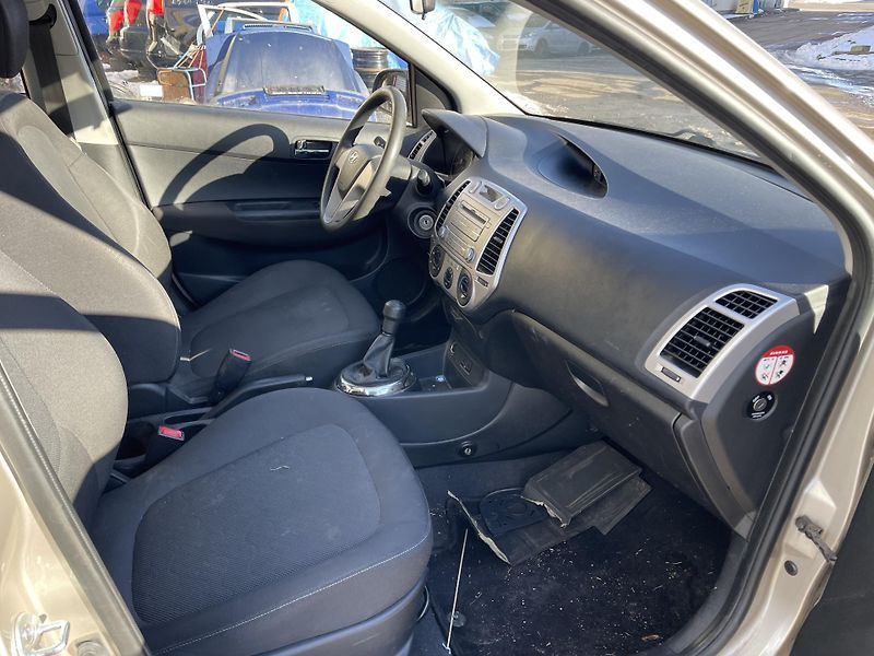 Hyundai i20 (2011) náhradní díly - fotka 9 z 10