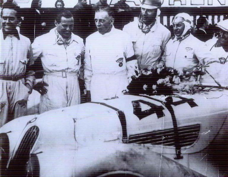 Vůz BMW 328 byl už od začátku navržený jako soutěžní model, který má dát bavorské značce sportovní image. Na snímku je BMW 328 z roku 1938 v Louwman Muzeu.