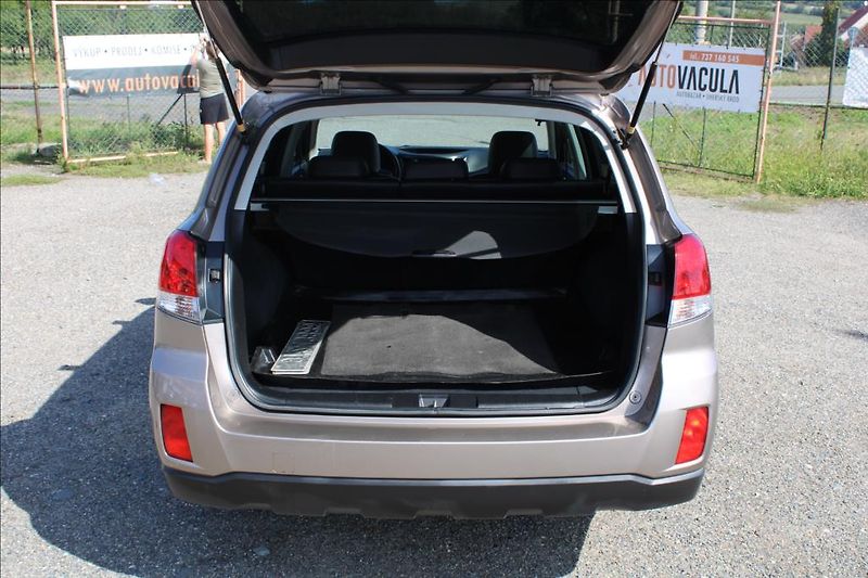 Subaru Outback 2,0 D  4 x 4, ČR, SERVISKA - fotka 14 z 29