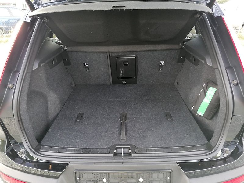 Volvo XC40 (2022) 1.5 T3 R-DESIGN Aut. - fotka 28 z 35