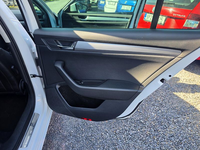 Škoda Superb 2.0 TDI ALCANTRA Led DSG  - fotka 15 z 24