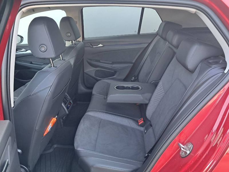 Volkswagen Golf (2025) People 1.5 eTSI / 85 kW DSG7 m - fotka 22 z 30