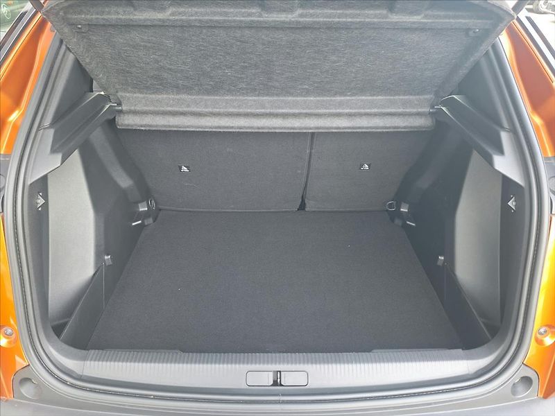 Peugeot 2008 1,2 PureTech  Active ČR 1maj - fotka 12 z 13