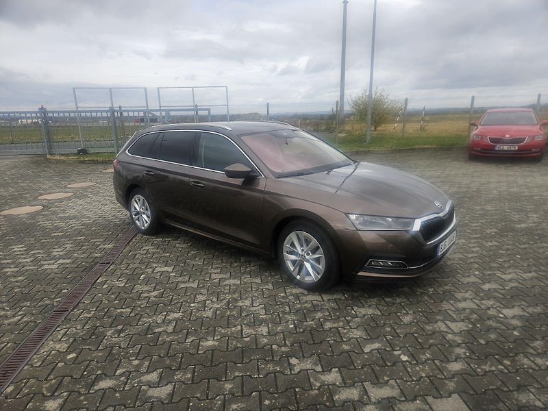 Škoda Octavia IV  2,0 TDI 110 kW - fotka 2 z 16