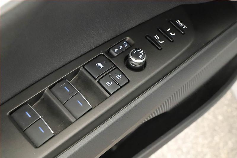 Toyota Camry (2021) 2.5 Hybrid - fotka 9 z 20