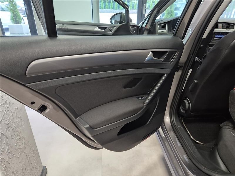 Volkswagen Golf 1.2 TSI EDITION - fotka 18 z 22