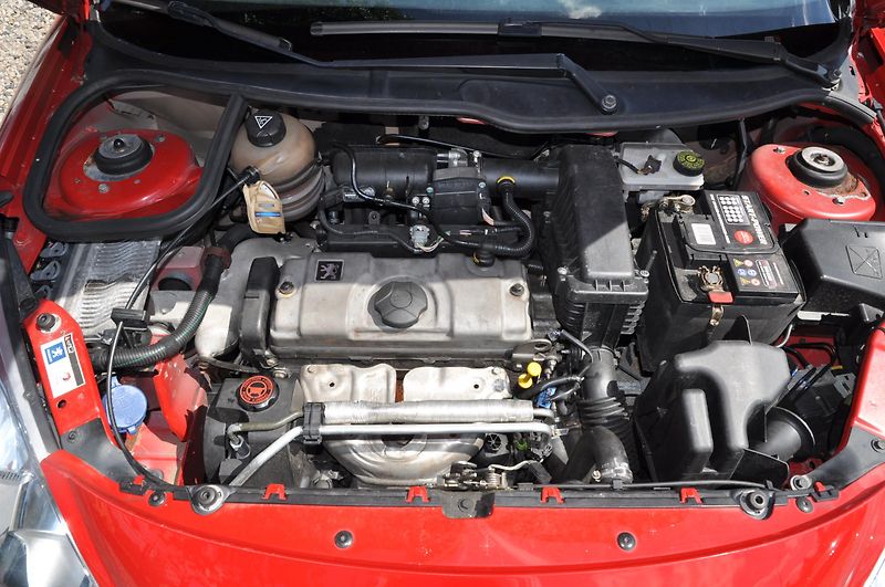 Peugeot 206 + 1.1i 44kW 5dv. Klima - fotka 9 z 12