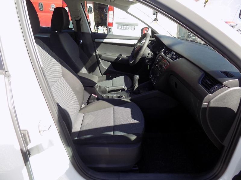 Škoda Octavia 1,6 TDI 81 KW NOVÉ ROZVODY!!! - fotka 27 z 38