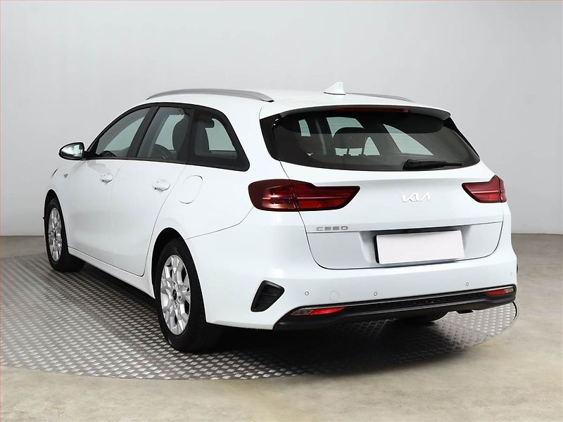 Kia Ceed (2022) 1.5 T-GDI, ČR,1.maj - fotka 4 z 16