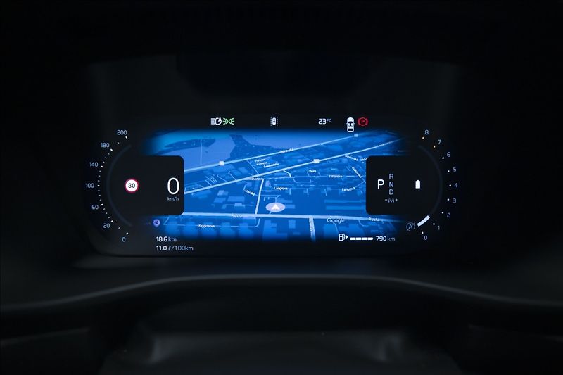 Volvo XC40 2,0 B3 NAVI KAMERA 360° TAŽNÉ - fotka 34 z 38