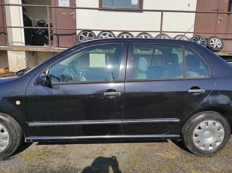 Škoda Fabia 1.4 MPI Comfort - fotka 2 z 25