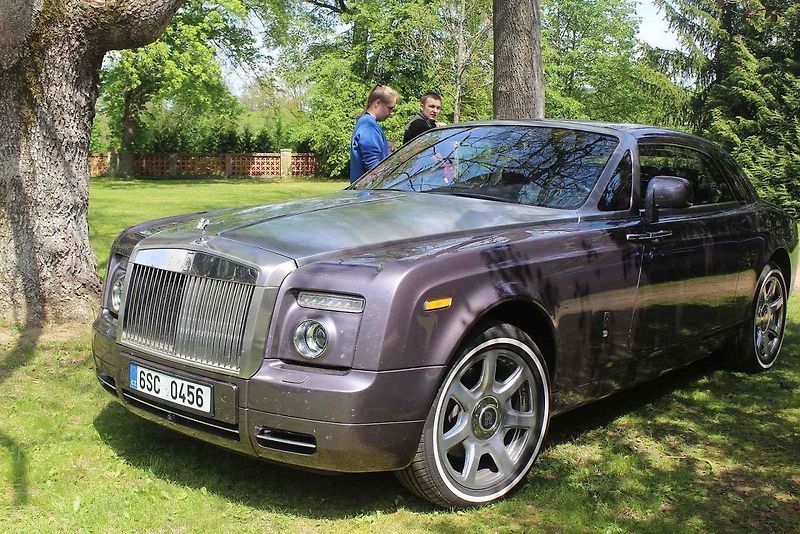 Luxusní vozy se v sobotu 4. května sjely na zámek do Lnář. Převládala auta značky Rolls-Royce.