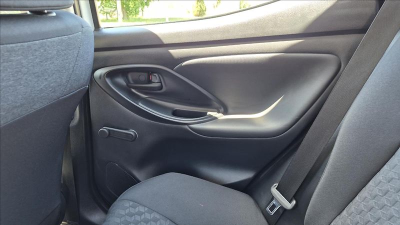 Toyota Yaris 1,5 TNGA HEV 92-1 CVT ČR - fotka 12 z 23