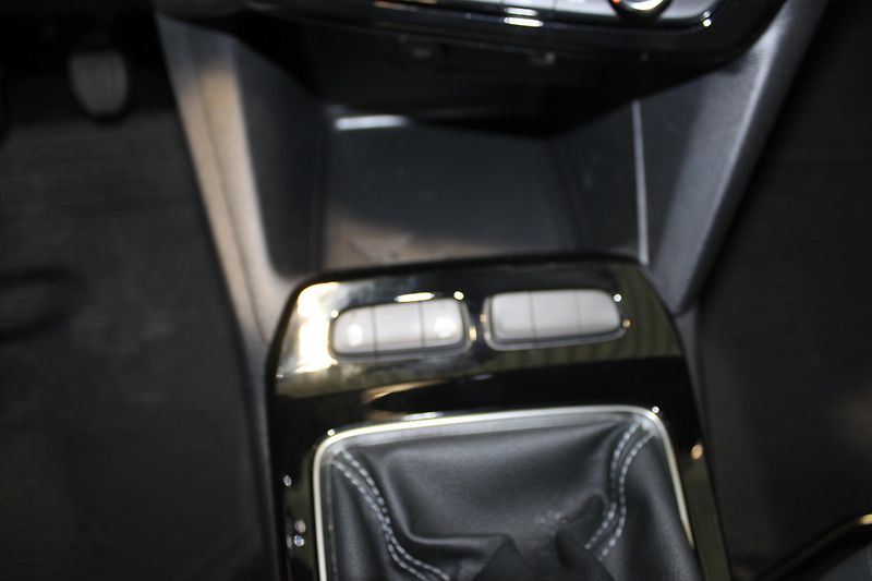 Opel Mokka (2024) 1.2 PureTech,101HP,ČR,1.maj. - fotka 12 z 20
