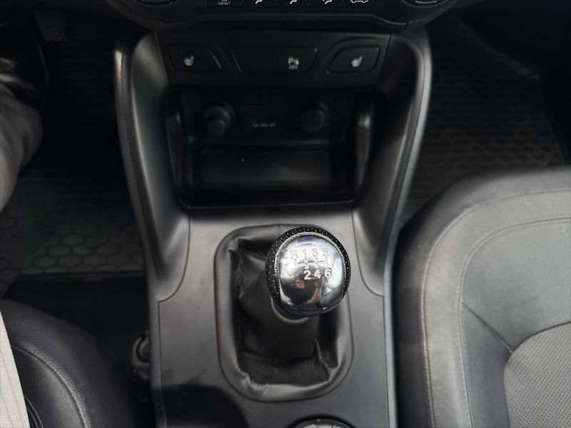 Hyundai ix35 2,0 CRDi, 4x4 - fotka 15 z 19