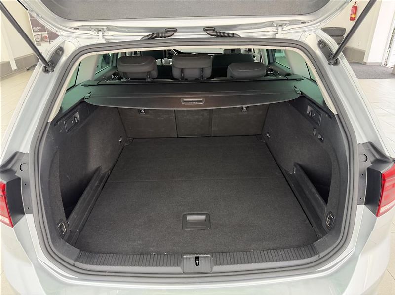 Volkswagen Passat 2,0 TDI, LED, DSG, MirrorLink - fotka 31 z 33