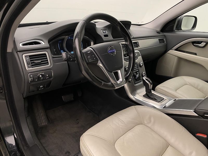 Volvo XC70 D5 AWD MOMENTUM CZ AUT - fotka 27 z 47