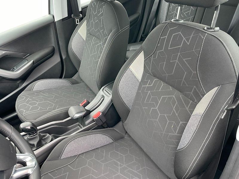 Peugeot 2008 (2019) 1.2PT 61kW Navigace! Car Play - fotka 16 z 25
