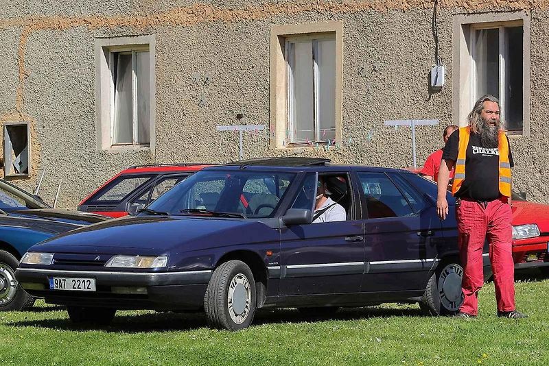 Jarní koulení - sraz automobilů a příznivců značky Citroën na zámku ve Svojšíně na Tachovsku.
