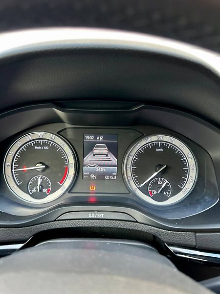 Škoda Karoq (2019) 1.6 TDI 2019 VELKY SERVIS - fotka 27 z 37