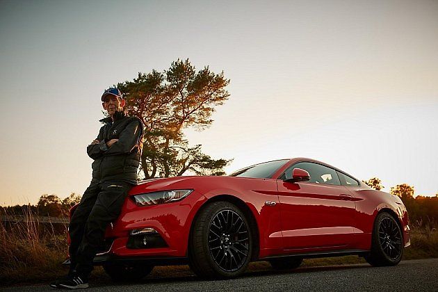 Lennart Ribring si v 97 letech koupil Ford Mustang.