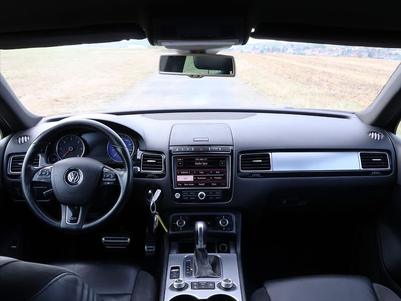 Volkswagen Touareg 3,0 TDI V6 DSG R-LINE CZ 4M - fotka 22 z 29