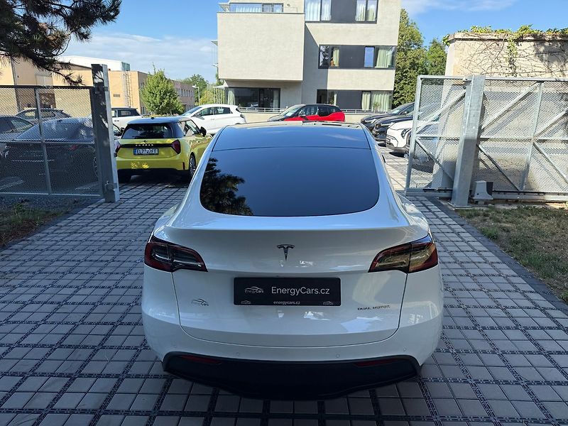 Tesla Model Y Long Range AWD - fotka 36 z 39