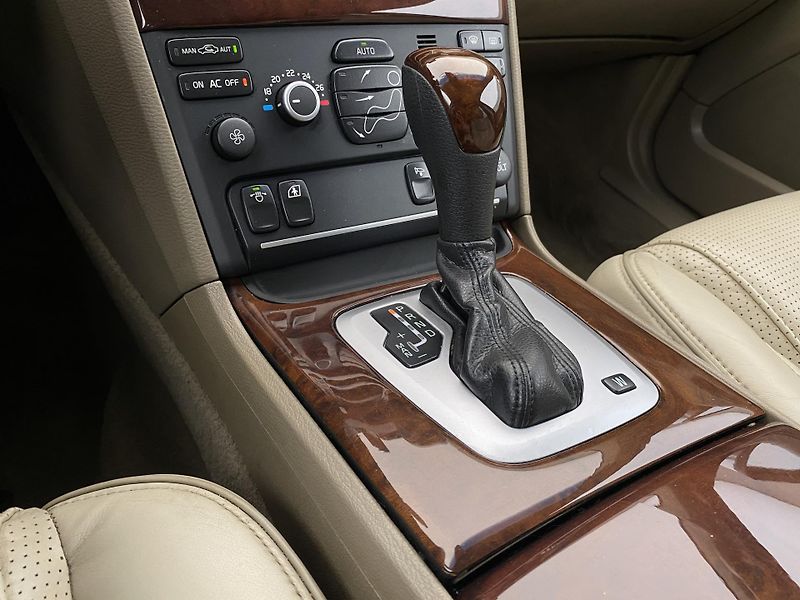 Volvo XC90 D5 AWD EXECUTIVE AUT CZ 7míst - fotka 26 z 37