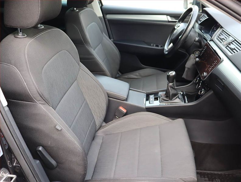 Škoda Superb (2018) Ambition 1.6 TDI, Bi-Xenony - fotka 7 z 20