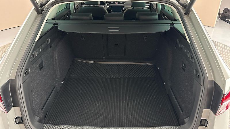 Škoda Superb 2.0 TSI DSG 4x4 Scout Combi - fotka 17 z 32