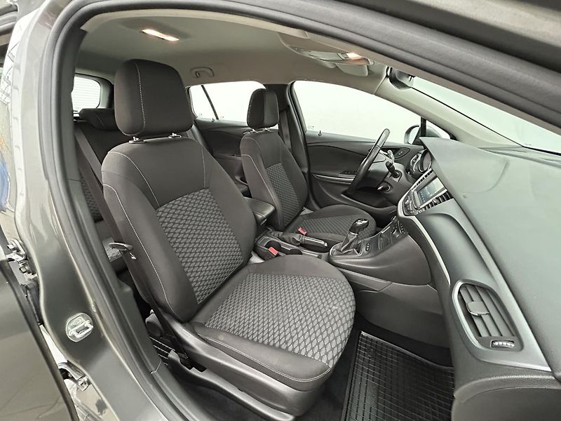 Opel Astra 1.6 CDTi Enjoy - fotka 12 z 24