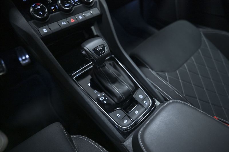 Škoda Karoq 2,0 TDI DSG 4x4 SPORTLINE ČR - fotka 20 z 41
