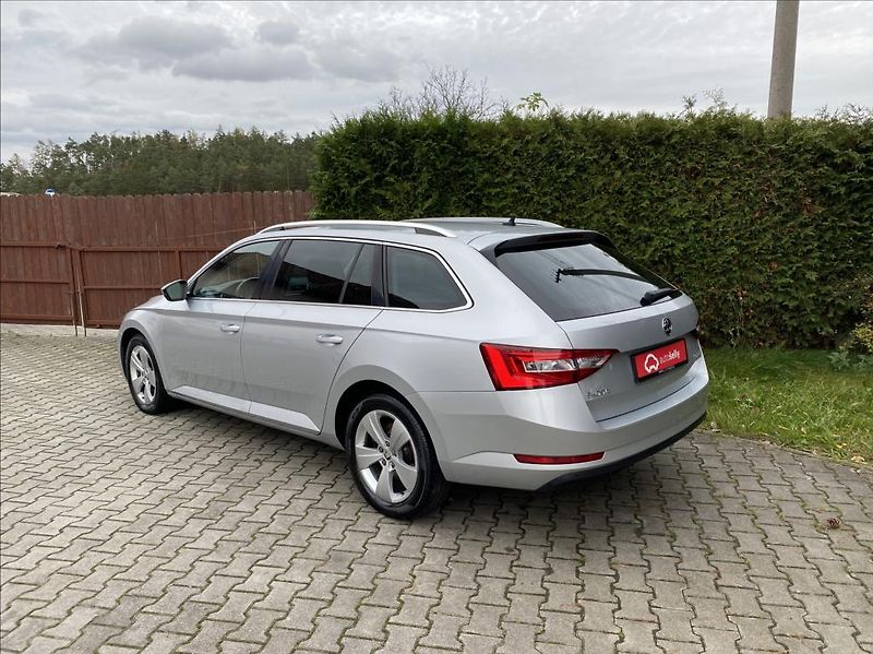 Škoda Superb 2,0 TDi  EXECUTIVE / DSG / NAV - fotka 3 z 37