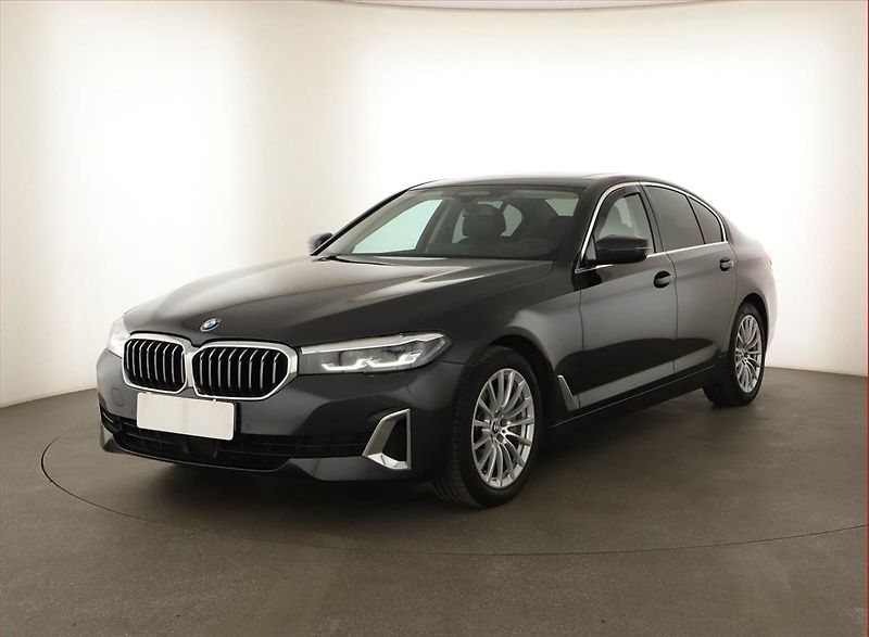 BMW Řada 5 (2023) 530d xDrive - fotka 2 z 21