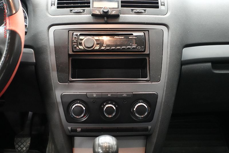 Škoda Octavia (2011) 1.2 TSi, ČR, Klima - fotka 13 z 18