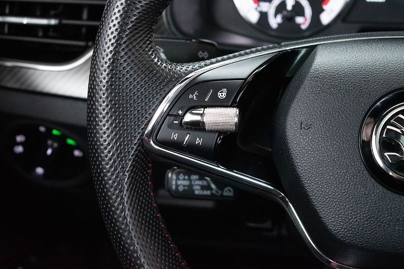 Škoda Kamiq 1.0 TSI MonteCarlo*TAŽNÉ*ČR 1M - fotka 19 z 44