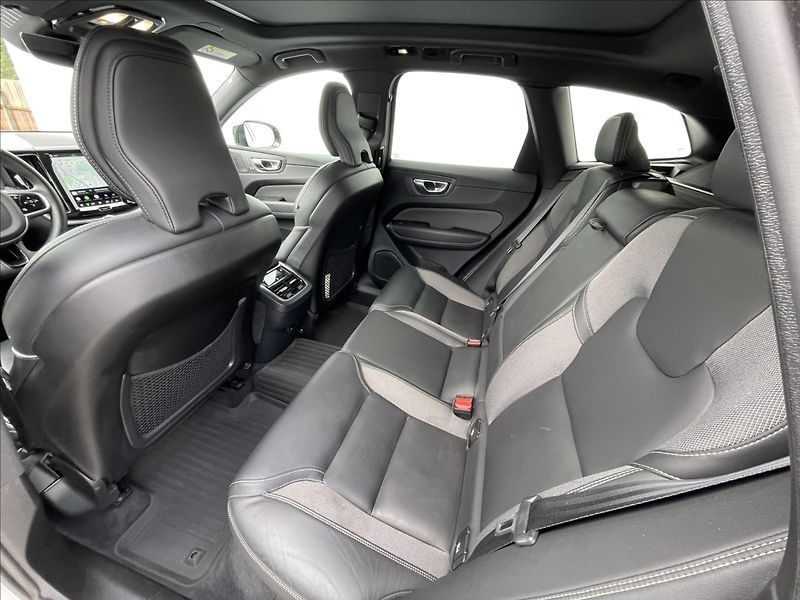 Volvo XC60 2,0 B4 A8 Ultimate Dark LED - fotka 15 z 22
