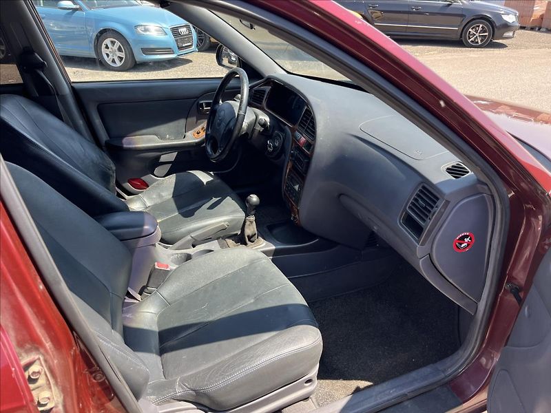 Hyundai Elantra 2,0 CRDi KLIMA TAŽNÉ STK 12/27 - fotka 10 z 29