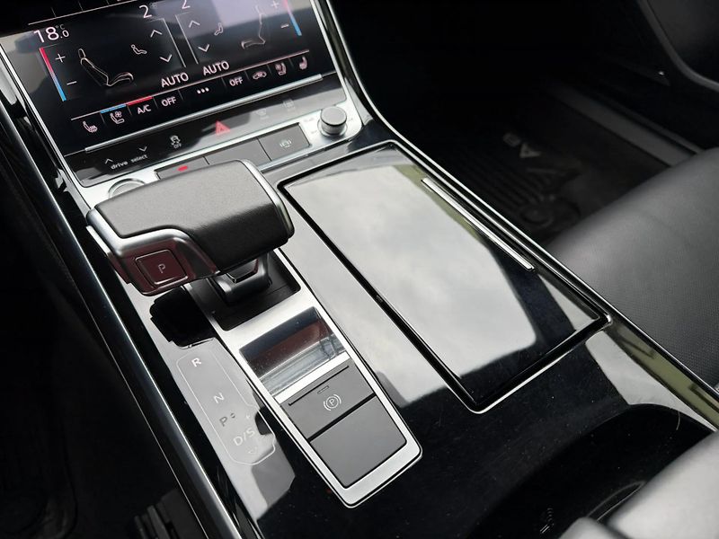 Audi A8 (2021) +60TFSi+LONG+S-LINE+po servise - fotka 21 z 25