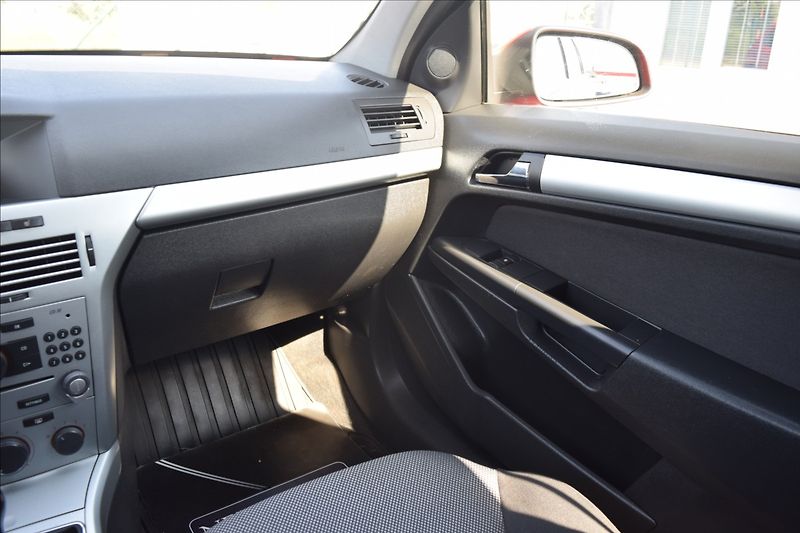 Opel Astra 1,4 i 66KW KLIMA ALU VÝHŘEV - fotka 32 z 50