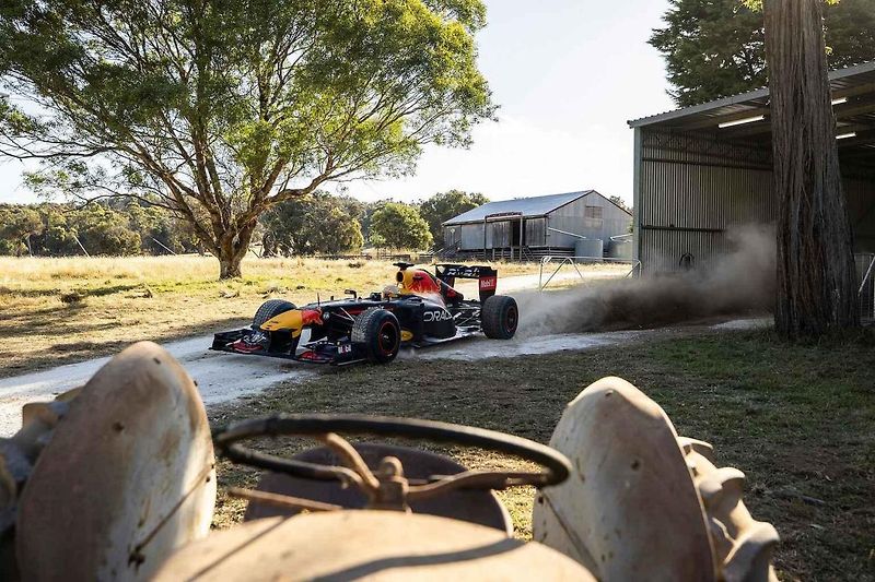 Daniel Ricciardo s vozem Red Bull RB7 F1 jezdí v terénu a překonává výzvy, které jsou pro Austrálii typické.
