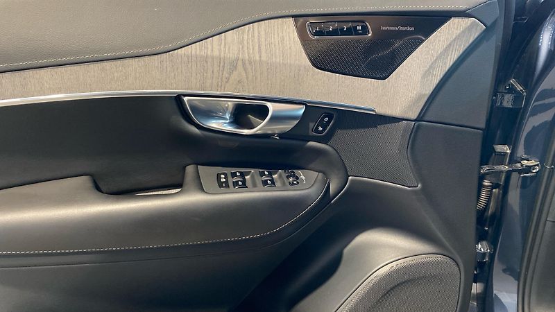 Volvo XC90 INSCRIPTION, B5 AWD, 173+10 kW - fotka 27 z 33