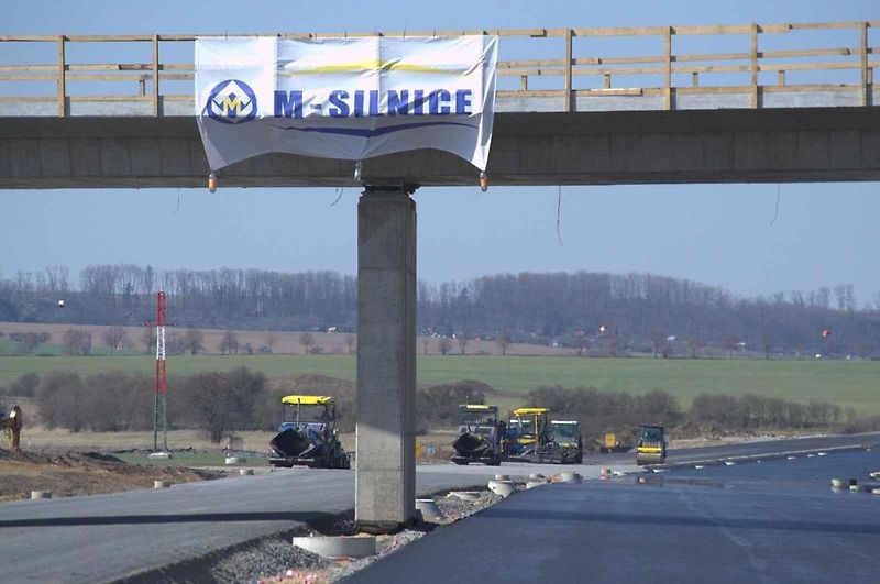 První asfalt na dálnici D35 kolem Vysokého Mýta. Březen 2025