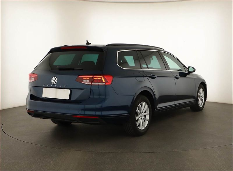 Volkswagen Passat (2019) 2.0 TDI, Automat, Navi - fotka 5 z 17