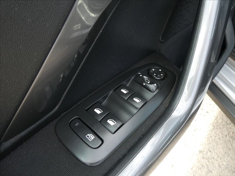 Peugeot 2008 1,2 1.2 81kW NAVI,závěs,servis - fotka 32 z 46