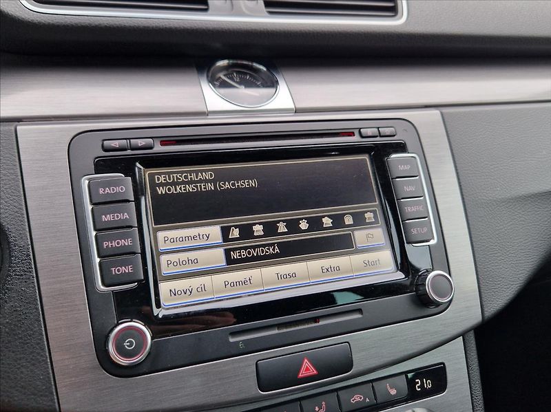 Volkswagen Passat 2,0 TDi 103kW KAMERA NAVI +ZIM - fotka 31 z 34