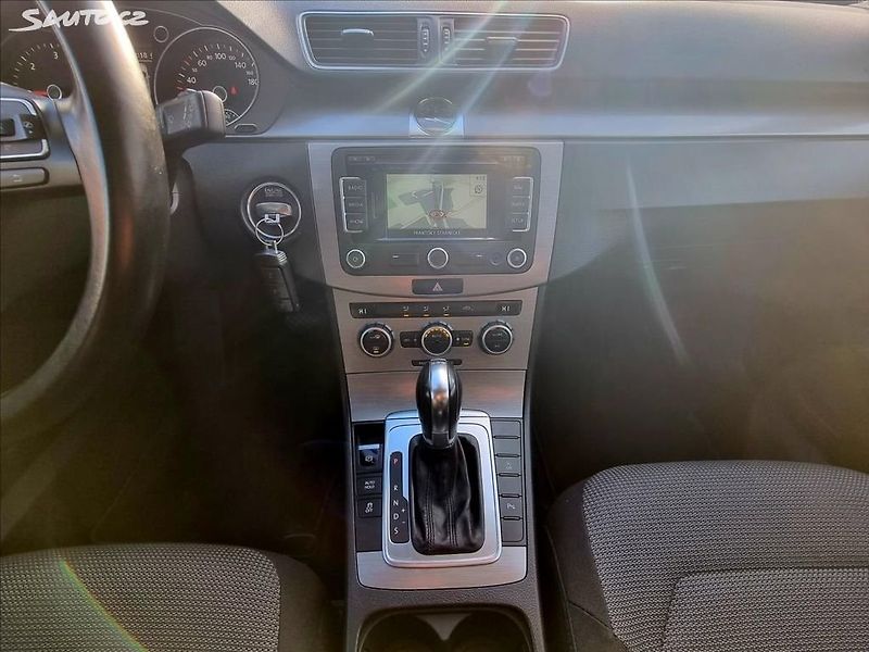 Volkswagen Passat (2012) 1,6 TDi 77KW - fotka 15 z 23